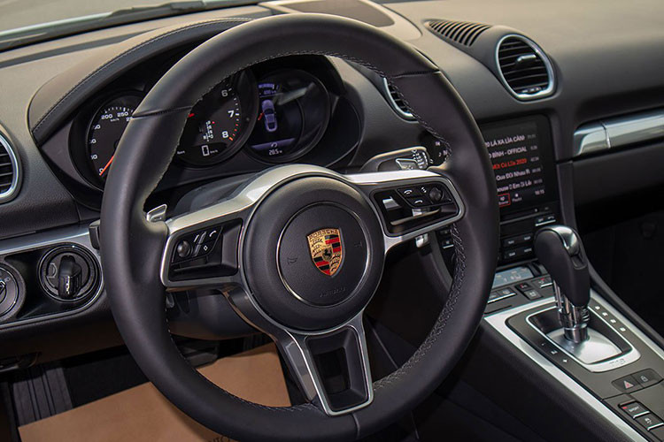 Bên trong khoang lái xe Porsche 718 Cayman của Hằng túi có cửa gió điều hòa không khí và phần trên táp-lô được thiết kế mới. Vô lăng thể thao lấy cảm hứng từ siêu phẩm 918 Spyder.