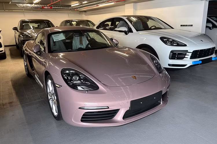 Dòng xe thể thao Porsche 718 Cayman có tùy chọn hộp số PDK và chế độ thể thao Sport Chrono Package nhằm giúp xe có khả năng tăng tốc từ vị trí xuất phát lên 100 km/h trong khoảng thời gian 4,7 giây trước khi đạt tốc độ tối đa 275 km/h.