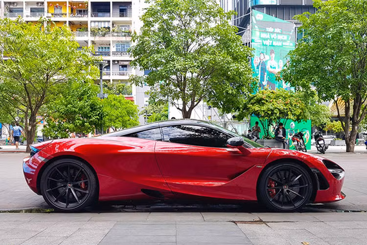 Mức giá siêu xe McLaren 720S tại thị trường nước ngoài là 208.600 Bảng, tương đương 5,8 tỷ đồng. Nếu lăn bánh trên đường phố Việt Nam với biển trắng (đóng đầy đủ thuế), chủ nhân của siêu xe McLaren 720S sẽ bỏ ra số tiền không dưới 18,6 tỷ đồng (trong ảnh là chiếc McLaren 720S màu đỏ Memphis từng xuất hiện tại Hà Nội).