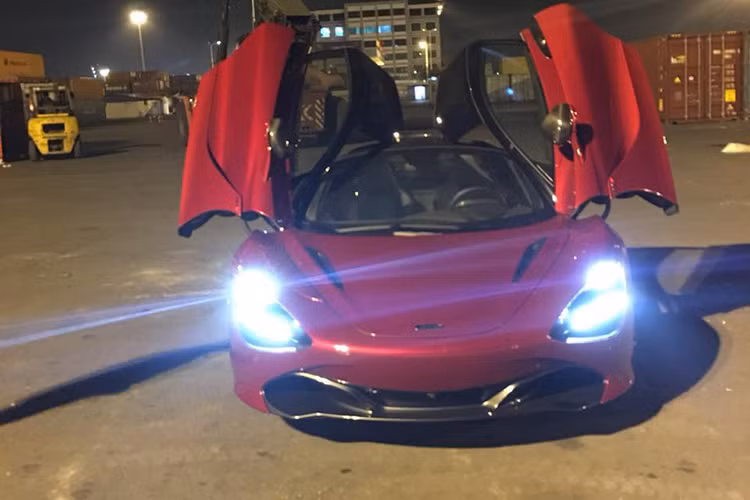 Chiếc siêu xe McLaren 720S màu đỏ Memphis này được nhập về từ cảng Đình Vũ, Hải Phòng và hiện đã bàn giao cho một doanh nhân tại Thủ Đô. Đây đồng thời là chiếc siêu xe McLaren 720S đầu tiên định cư ở Hà Nội, 3 chiếc về nước trước đó đều do các đại gia tại TP HCM đặt hàng.
