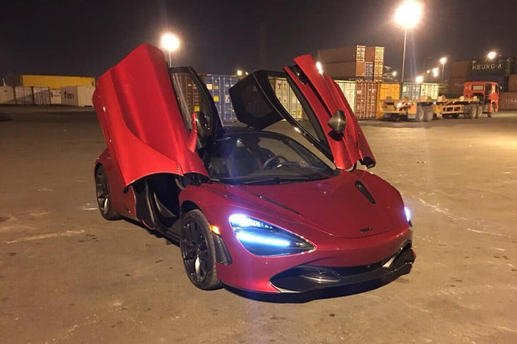 Chiếc siêu xe McLaren 720S đầu tiên tại Việt Nam mang màu sơn đỏ Memphis cũng do công ty nhập khẩu tư nhân đã "khui công" chiếc McLaren 720S thứ 4 đưa về nước. Điểm khác biệt ở ngoại thất 2 chiếc siêu xe McLaren 720S cùng mang màu chính là kẹp phanh của xe.