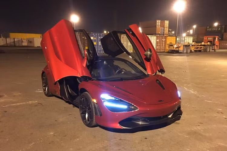 Chiếc siêu xe McLaren 720S đầu tiên tại Việt Nam mang màu sơn đỏ Memphis cũng do công ty nhập khẩu tư nhân đã "khui công" chiếc McLaren 720S thứ 4 đưa về nước. Điểm khác biệt ở ngoại thất 2 chiếc siêu xe McLaren 720S cùng mang màu chính là kẹp phanh của xe.