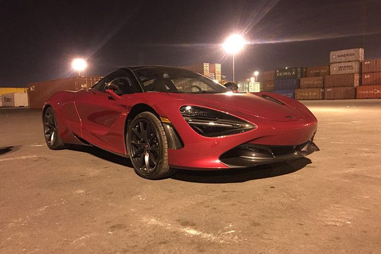 Trước hai ngày chuẩn bị chuyển sang năm mới - Tết Kỷ Hợi 2019 thì 1 công ty nhập khẩu tư nhân ở Hà Nội đã kịp "mở công" chiếc siêu xe McLaren 720S màu đỏ Memphis để phục vụ một đại gia Hà Nội.