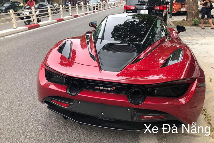 Xe sở hữu khối động cơ kết hợp với hộp số SSG ly hợp kép 7 cấp, nhờ đó, McLaren 720S có thể tăng tốc từ vị trí xuất phát lên 100 km/h chỉ trong thời gian 2,9 giây và giảm tốc từ 100-0 km/h trong 2,8 giây. Thời gian tăng tốc 0-100 km/h của 720S ngang ngửa với những siêu xe cao cấp như Lamborghini Aventador, Ferrari F12tdf.