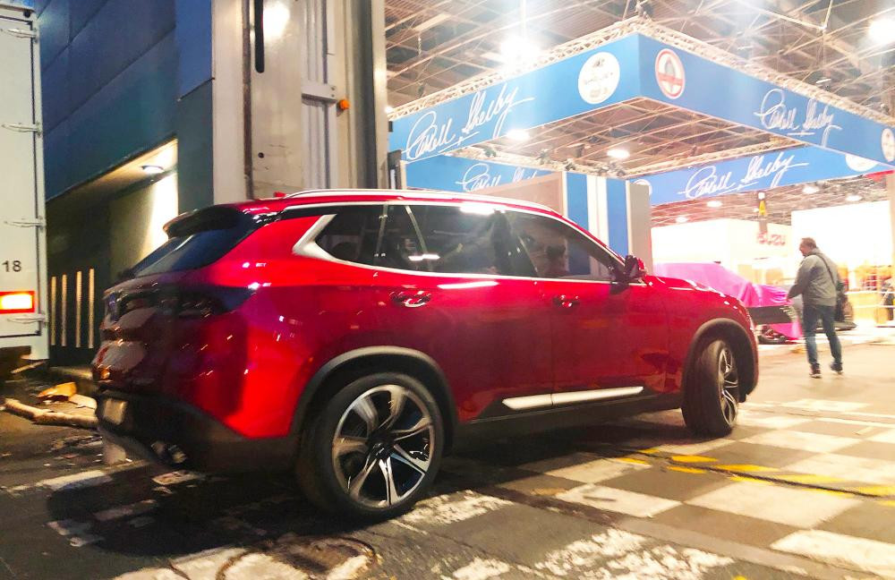 Ở sản phẩm này, hãng xe ôtô VinFast lựa chọn màu sơn đỏ tươi không những đem lại phong cách khỏe khoắn cho thiết kế mà đồng thời còn tạo nên hiệu ứng tương phản với các chi tiết tối màu trên xe. Phía dưới gần khu vực cản trước vẫn là những chi tiết nếp gấp liền kề tạo cảm giác thể thao, thời thượng.