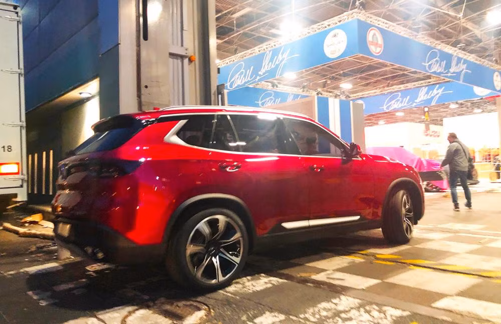 Ở sản phẩm này, hãng xe ôtô VinFast lựa chọn màu sơn đỏ tươi không những đem lại phong cách khỏe khoắn cho thiết kế mà đồng thời còn tạo nên hiệu ứng tương phản với các chi tiết tối màu trên xe. Phía dưới gần khu vực cản trước vẫn là những chi tiết nếp gấp liền kề tạo cảm giác thể thao, thời thượng.