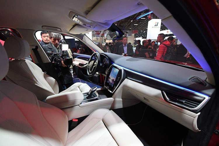 Giống với thiết kế của bản sedan, VinFast LUX SA2.0 cũng sở hữu một màn hình giải trí trung tâm cỡ lớn, kích thước 10,5 inch với nền là hình ảnh Vịnh Hạ Long - kỳ quan thiên thế giới được UNESCO công nhận. Màn hình dạng cảm ứng này tương thích với Android Auto và Apple CarPlay.