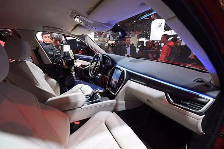 Giống với thiết kế của bản sedan, VinFast LUX SA2.0 cũng sở hữu một màn hình giải trí trung tâm cỡ lớn, kích thước 10,5 inch với nền là hình ảnh Vịnh Hạ Long - kỳ quan thiên thế giới được UNESCO công nhận. Màn hình dạng cảm ứng này tương thích với Android Auto và Apple CarPlay.