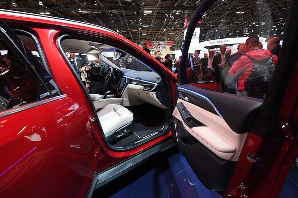 Ở đuôi xe, VinFast LUX SA2.0 vẫn sở hữu thiết kế giống người em sedan nhưng mọi thứ được bố trí theo phong cách khỏe khoắn hơn nhiều, đúng chuẩn SUV, với các chi tiết như ốp cản sau, 2 đường gân nằm ngang chính giữa cốp vừa tạo độ mượt, vừa gây được ấn tượng về thị giác.