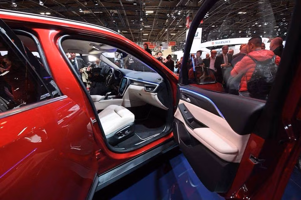 Ở đuôi xe, VinFast LUX SA2.0 vẫn sở hữu thiết kế giống người em sedan nhưng mọi thứ được bố trí theo phong cách khỏe khoắn hơn nhiều, đúng chuẩn SUV, với các chi tiết như ốp cản sau, 2 đường gân nằm ngang chính giữa cốp vừa tạo độ mượt, vừa gây được ấn tượng về thị giác.