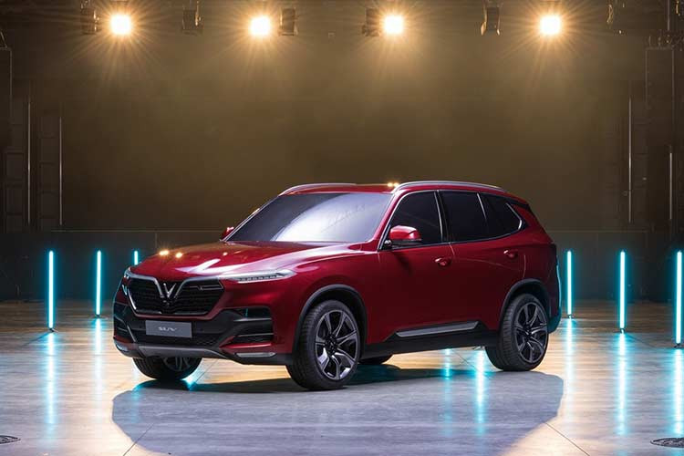 VinFast LUX SA2.0 ngoài hệ dẫn động cầu sau sẽ có thêm tùy chọn hệ dẫn động 4 bánh toàn thời gian. Nhờ đó, xe có thể tăng tốc từ 0-100 km/h trong 8,9 giây với phiên bản dẫn động cầu sau và 9,1 giây với bản dẫn động 4 bánh toàn thời gian. Được biết, VinFast LUX A2.0 sẽ chính thức được giới thiệu tại Việt Nam vào cuối năm 2018 này.