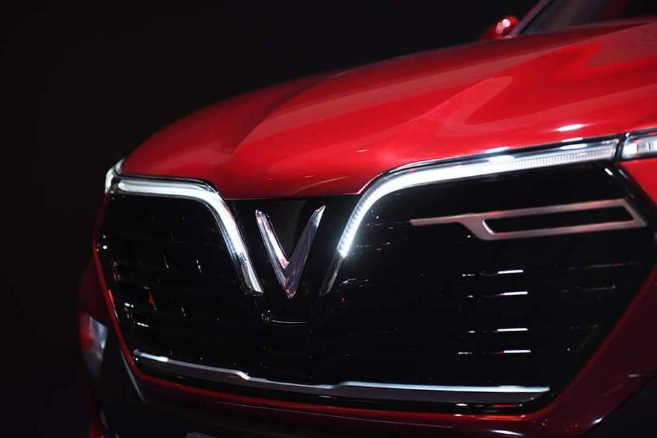 Tương tự như mẫu xe sedan LUX A2.0, VinFast LUX SA2.0 mới cũng được trang bị lưới tản nhiệt hình chữ V cách điệu gồm các thanh nan nằm ngang và uốn theo logo của hãng. Phía bên phải chữ" V" vẫn là một thanh nẹp crôm nằm ngang kết hợp với dải đèn LED định vị ban ngày (DLR) tạo nên chữ "F" đại diện cho âm tiết thứ 2 của VinFast.