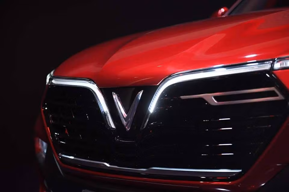 Tương tự như mẫu xe sedan LUX A2.0, VinFast LUX SA2.0 mới cũng được trang bị lưới tản nhiệt hình chữ V cách điệu gồm các thanh nan nằm ngang và uốn theo logo của hãng. Phía bên phải chữ" V" vẫn là một thanh nẹp crôm nằm ngang kết hợp với dải đèn LED định vị ban ngày (DLR) tạo nên chữ "F" đại diện cho âm tiết thứ 2 của VinFast.