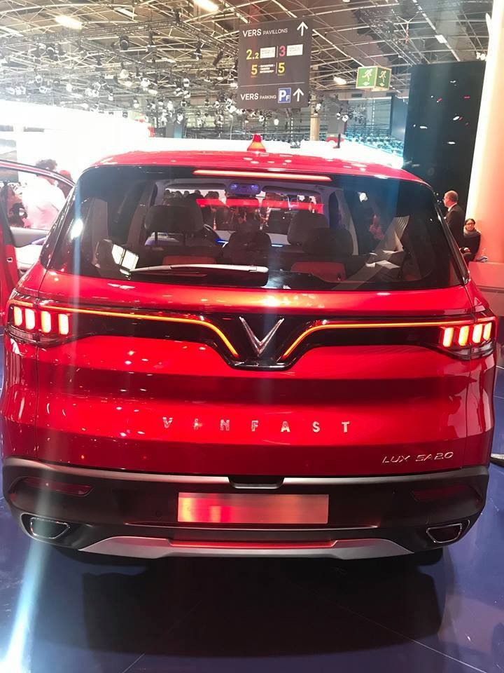 Thiết kế thân xe của VinFast LUX SA2.0 cũng mang nét đơn giản, tinh tế như người em sedan nhưng lại gây ấn tượng mạnh với bộ la-zăng hợp kim đa chấu có thiết kế lõm vào ở khu vực trục trung tâm như một lỗ đen hút hồn người quan sát. Cột C và cột D gần như cao ngang nhau hợp thành cabin sau vuông vức, mạnh mẽ đúng chuẩn SUV.