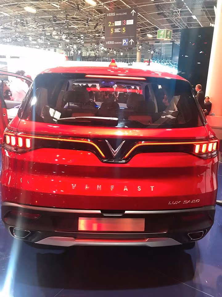 Thiết kế thân xe của VinFast LUX SA2.0 cũng mang nét đơn giản, tinh tế như người em sedan nhưng lại gây ấn tượng mạnh với bộ la-zăng hợp kim đa chấu có thiết kế lõm vào ở khu vực trục trung tâm như một lỗ đen hút hồn người quan sát. Cột C và cột D gần như cao ngang nhau hợp thành cabin sau vuông vức, mạnh mẽ đúng chuẩn SUV.