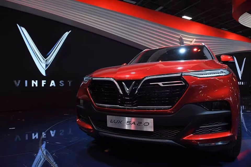 Bên cạnh đó, VinFast LUX SA2.0 còn có những nét khỏe khoắn đặc trưng của một mẫu SUV, thể hiện qua chi tiết mặt trước sắp xếp "cơ bắp" hơn, phối hợp với ốp gầm vuốt lên cản trước tạo chất “dã chiến”.