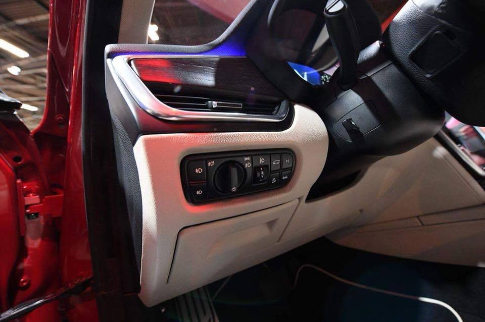 Thêm vào đó là vô lăng 3 chấu bọc da tích hợp các nút bấm điều khiển kèm logo VinFast ở chính giữa. Ở góc nhìn người lái, xe được trang bị cặp đồng hồ kiểu dáng analogue báo tua máy và tốc độ thiết kế cách điệu, được đặt dối diện nhau với tiết diện khoảng 7 inch. 