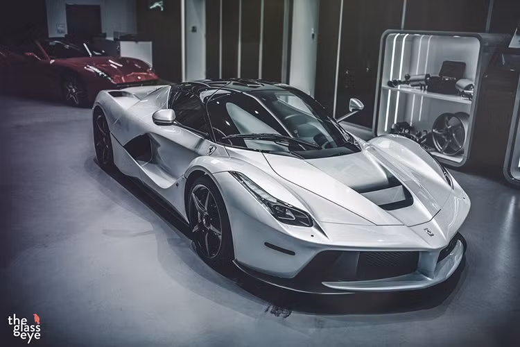 Ta không cần phải bàn cãi về vẻ đẹp của siêu ngựa Ferrari LaFerrari, đơn giản vì chỉ cần nhìn vào nó, người hâm mộ đã bị mê hoặc.