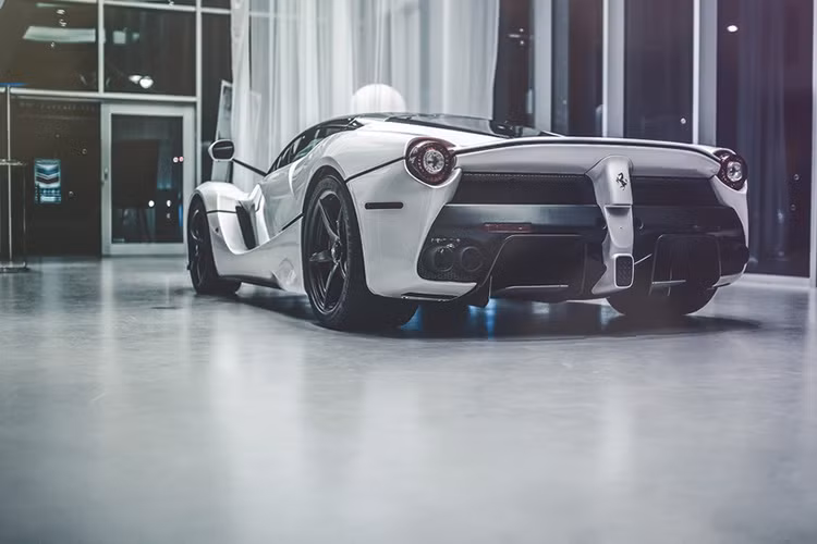 LaFerrari hãnh diện kế nhiệm vị trí siêu xe thương mại nhanh nhất của Ferrari từ người tiền nhiệm Ferrari Enzo và nó một lần nữa lại đặt ra những tiêu chuẩn về một chiếc hypercar.