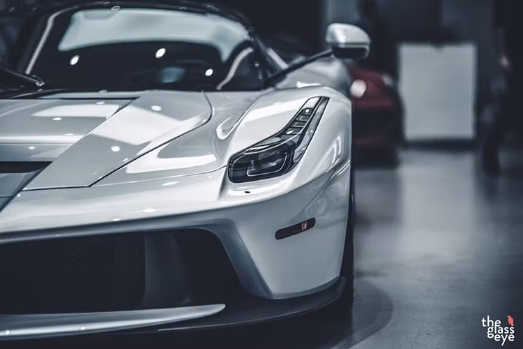 Nó sở hữu một sức mạnh khủng khiếp lên đến 963 mã lực đến từ khối động cơ V12 huyền thoại và hệ thống HY-KERS.