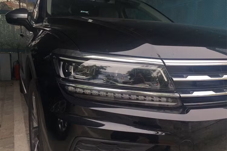 Tiguan Allspace 2018 sở hữu bộ khung xe liền khối với thiết kế kết cấu thép chịu lực đặc trưng của các dòng xe Đức, cho mức độ an toàn bảo vệ hành khách gần như hoàn hảo khi có va chạm. Lưới tản nhiệt thiết kế mạnh mẽ cùng với hệ thống đèn pha và logo Volkswagen (VW) lớn. Sự góc cạnh được thể hiện thêm qua các đường cong và gân dập nổi hai bên thân xe cho cấu tạo khí động học được tối ưu nhất.