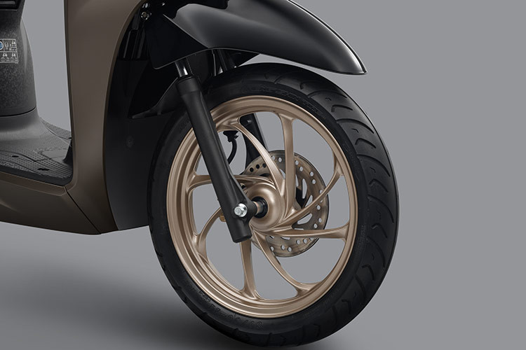 Động cơ này tích hợp hàng loạt công nghệ tiên tiến như hệ thống phun xăng điện tử PGM-FI, bộ đề ACG, và hệ thống ngắt động cơ tạm thời (idling stop), giúp tăng cường hiệu suất vận hành, tiết kiệm nhiên liệu và giảm ma sát.