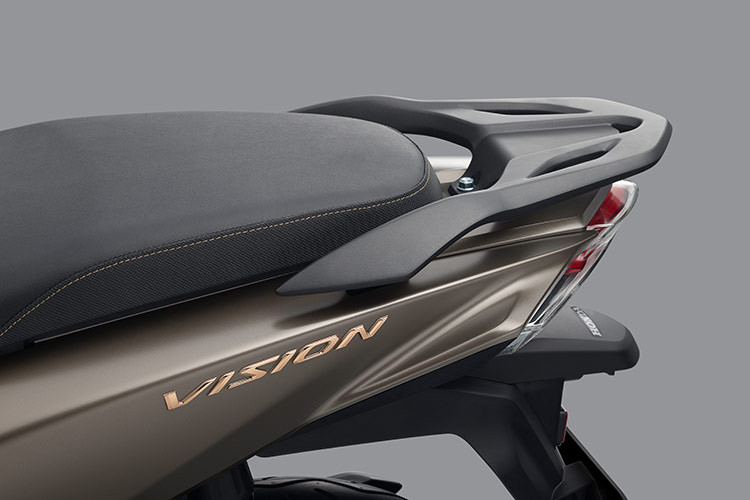 Phần đầu xe của Vision 2025 gây ấn tượng mạnh với sự kết hợp hoàn hảo giữa những đường nét ba chiều sắc sảo, đèn LED trang trí hiện đại và hệ thống đèn trước nổi bật, tạo nên một diện mạo cuốn hút và trẻ trung. Mặt đồng hồ kết hợp truyền thống và LCD được thiết kế tinh xảo và trau chuốt, hài hòa giữa tính năng và thẩm mỹ, giúp người lái dễ dàng theo dõi thông số trong mọi điều kiện di chuyển.
