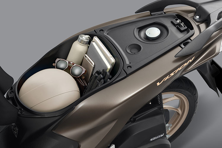 Logo 3D được cách điệu tinh tế trên thân xe, mang đến hình ảnh trẻ trung, năng động mà vẫn toát lên vẻ sang trọng. Bên cạnh đó, vành đúc với thiết kế bánh xe trước 16 inch trên phiên bản Thể thao không chỉ nâng tầm phong cách mà còn mang đến tư thế lái thoải mái cho người dùng