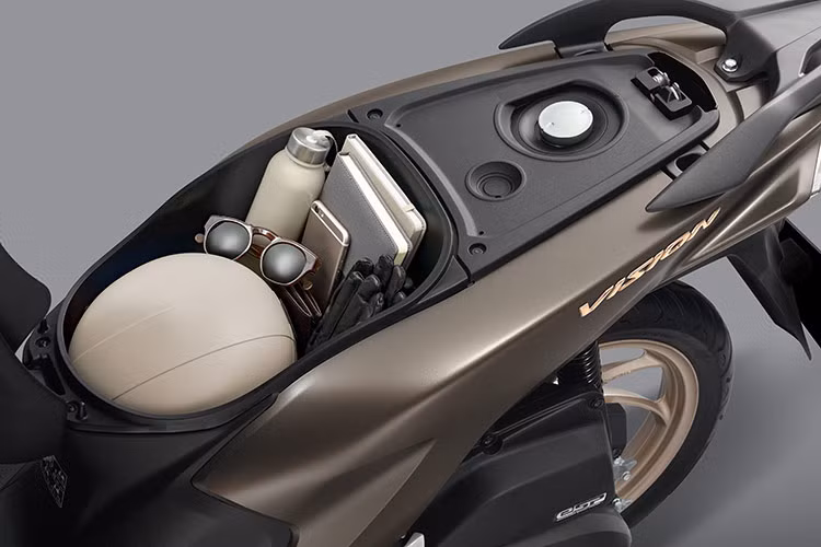 Logo 3D được cách điệu tinh tế trên thân xe, mang đến hình ảnh trẻ trung, năng động mà vẫn toát lên vẻ sang trọng. Bên cạnh đó, vành đúc với thiết kế bánh xe trước 16 inch trên phiên bản Thể thao không chỉ nâng tầm phong cách mà còn mang đến tư thế lái thoải mái cho người dùng