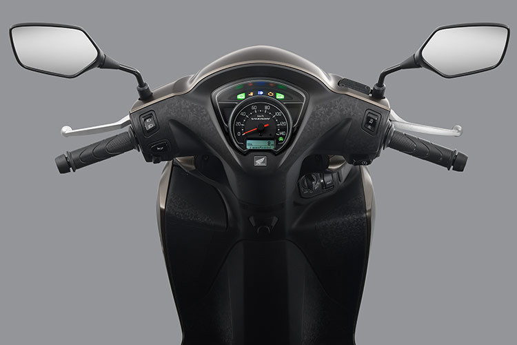 PCác phiên bản Cao cấp và Tiêu chuẩn tiếp tục được trình làng với những màu sắc được ưa chuộng như Đỏ đen, Xanh đen và Trắng đen. Về ngoại hình, Vision 2025 tiếp tục kế thừa những đường nét đặc trưng của "đàn anh" Honda SH cao cấp, mang đến kiểu dáng mạnh mẽ, cuốn hút nhưng vẫn giữ được sự thanh thoát, linh hoạt...