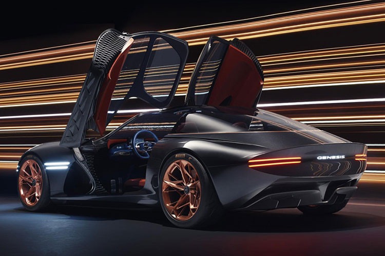 Essentia Concept là mẫu xe đầu tiên của tập đoàn ôtô Hyundai sử dụng hệ thống khung thân và khung gầm liền khối, được gia công từ sợi carbon. Ở phía trước, nắp ca-pô bằng kính để lộ ra thiết kế hệ thống treo dạng tay đòn đẩy lạ mắt. Phần lưới tản nhiệt có hình dáng kim cương độc đáo.