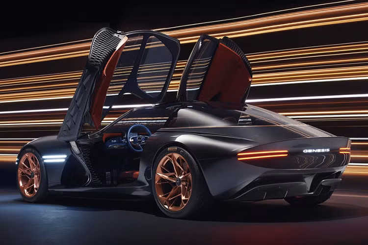 Essentia Concept là mẫu xe đầu tiên của tập đoàn ôtô Hyundai sử dụng hệ thống khung thân và khung gầm liền khối, được gia công từ sợi carbon. Ở phía trước, nắp ca-pô bằng kính để lộ ra thiết kế hệ thống treo dạng tay đòn đẩy lạ mắt. Phần lưới tản nhiệt có hình dáng kim cương độc đáo.