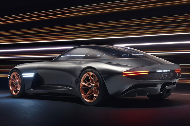 Theo thông tin từ Genesis, Essentia sẽ sở hữu hệ thống vận hành hoàn toàn bằng động cơ điện. Chiếc xe có khả năng tăng tốc 0-100 km/h trong khoảng 3 giây, vận tốc tối đa hơn 286 km/h. Thông số pin không được công bố, chỉ biết rằng tầm hoạt động của Essentia vào khoảng 373 km cho mỗi lần sạc đầy.