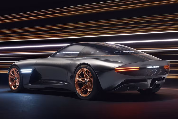 Theo thông tin từ Genesis, Essentia sẽ sở hữu hệ thống vận hành hoàn toàn bằng động cơ điện. Chiếc xe có khả năng tăng tốc 0-100 km/h trong khoảng 3 giây, vận tốc tối đa hơn 286 km/h. Thông số pin không được công bố, chỉ biết rằng tầm hoạt động của Essentia vào khoảng 373 km cho mỗi lần sạc đầy.