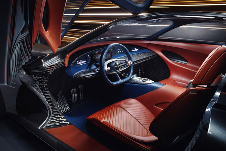 Genesis Essentia gây ấn tượng bởi cửa xe mở lật lên theo kiểu cánh bướm tương tự những siêu xe hàng đầu thế giới hiện nay. Bên cạnh đó, cửa xe của Essentia còn có chức năng nhận diện chủ nhân thông qua công nghệ nhận diện khuôn mặt và vân tay.