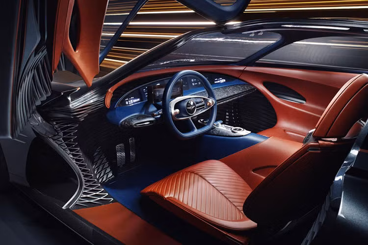 Genesis Essentia gây ấn tượng bởi cửa xe mở lật lên theo kiểu cánh bướm tương tự những siêu xe hàng đầu thế giới hiện nay. Bên cạnh đó, cửa xe của Essentia còn có chức năng nhận diện chủ nhân thông qua công nghệ nhận diện khuôn mặt và vân tay.