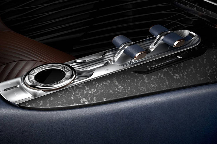 Là mẫu xe GT cao cấp nên các ghế ngồi của mẫu xe Essentia nhà Genesis cũng được bọc da thượng hạng, cùng những điểm nhấn bằng nhôm đánh bóng và những tấm ốp bằng sợi carbon xếp tầng.