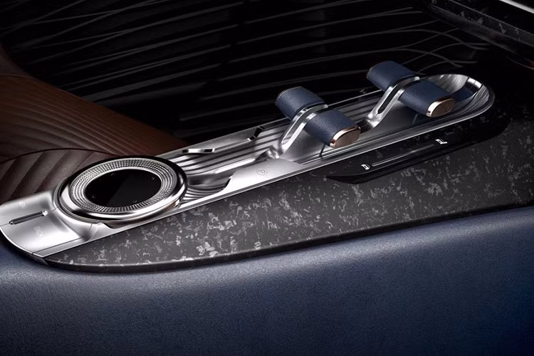 Là mẫu xe GT cao cấp nên các ghế ngồi của mẫu xe Essentia nhà Genesis cũng được bọc da thượng hạng, cùng những điểm nhấn bằng nhôm đánh bóng và những tấm ốp bằng sợi carbon xếp tầng.