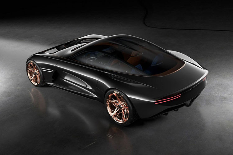 Hệ thống đèn của Essentia kiểu đèn LED chạy song song "Quad Lights" tương tự mẫu concept GV80 Concept ra mắt trước đây. Trong tương lai, có thể kiểu đèn này sẽ trở thành ''DNA'' của thương hiệu xe sang Genesis.