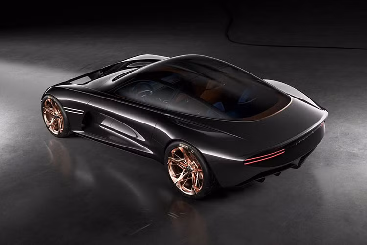 Hệ thống đèn của Essentia kiểu đèn LED chạy song song "Quad Lights" tương tự mẫu concept GV80 Concept ra mắt trước đây. Trong tương lai, có thể kiểu đèn này sẽ trở thành ''DNA'' của thương hiệu xe sang Genesis.