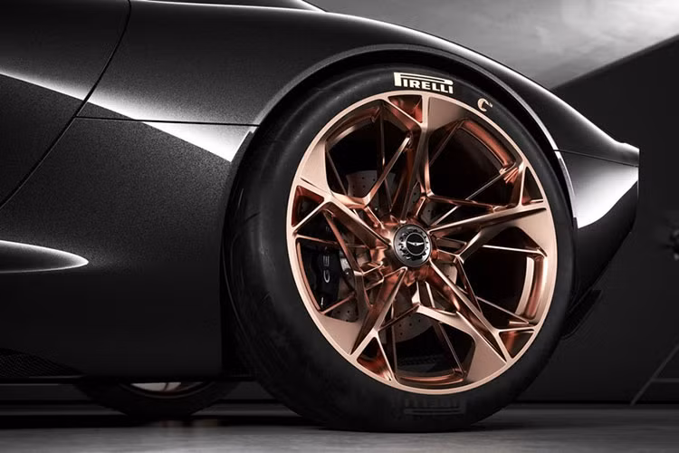 Bộ vành cỡ lớn màu đồng của xe được thiết kế khá phức tạp.