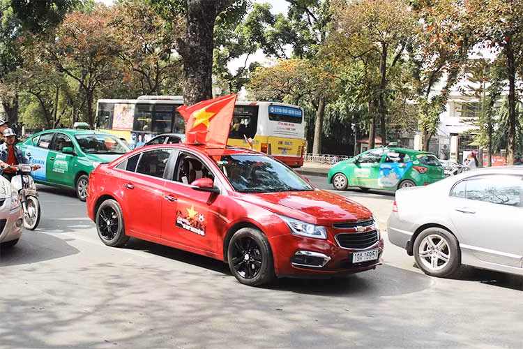 Đoàn diễu hành trên các con phố Hà Nội hôm nay, ngoài những chiếc xe Chevrolet Cruze nguyên bản còn được dẫn đầu bởi những chiếc xe đã được chủ xe độ theo phong cách riêng đầy cá tính.