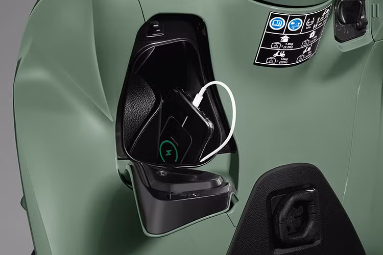 Lốp xe có kích thước 110/70-16 ở phía trước và 130/70R16 ở phía sau kết hợp với bộ vành 16 inch, tối ưu sự cân bằng, độ chắc chắn và sự linh hoạt khi di chuyển với tốc độ cao. Hệ thống chống bó cứng phanh ABS được trang bị trên cả hai bánh, cho phép người lái tự tin trong mọi tình huống như phanh gấp khi đang đi ở tốc độ cao, đường trơn trượt.