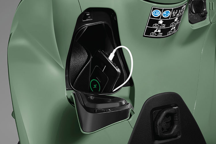 Lốp xe có kích thước 110/70-16 ở phía trước và 130/70R16 ở phía sau kết hợp với bộ vành 16 inch, tối ưu sự cân bằng, độ chắc chắn và sự linh hoạt khi di chuyển với tốc độ cao. Hệ thống chống bó cứng phanh ABS được trang bị trên cả hai bánh, cho phép người lái tự tin trong mọi tình huống như phanh gấp khi đang đi ở tốc độ cao, đường trơn trượt.