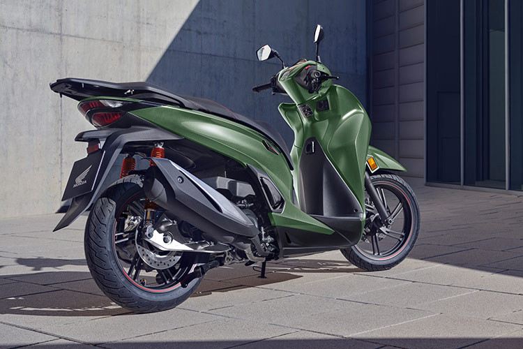 Trên SH350i, Honda Việt nam duy trì trang bị hệ thống kiểm soát lực kéo (HSTC), công nghệ vốn thường chỉ áp dụng trên những mẫu xe phân khối lớn, giúp xe vận hành êm ái, kiểm soát độ bám đường của bánh sau trên mặt đường trơn trượt, đem lại khả năng vận hành và tăng tốc ổn định, nâng cao cảm giác lái an tâm.