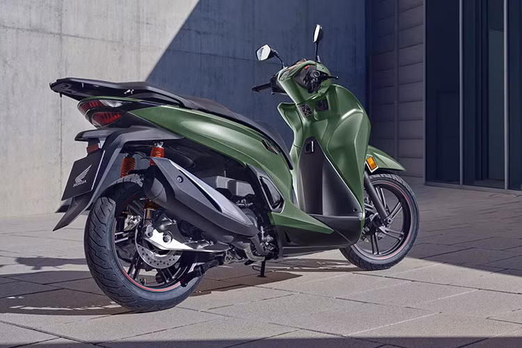 Trên SH350i, Honda Việt nam duy trì trang bị hệ thống kiểm soát lực kéo (HSTC), công nghệ vốn thường chỉ áp dụng trên những mẫu xe phân khối lớn, giúp xe vận hành êm ái, kiểm soát độ bám đường của bánh sau trên mặt đường trơn trượt, đem lại khả năng vận hành và tăng tốc ổn định, nâng cao cảm giác lái an tâm.