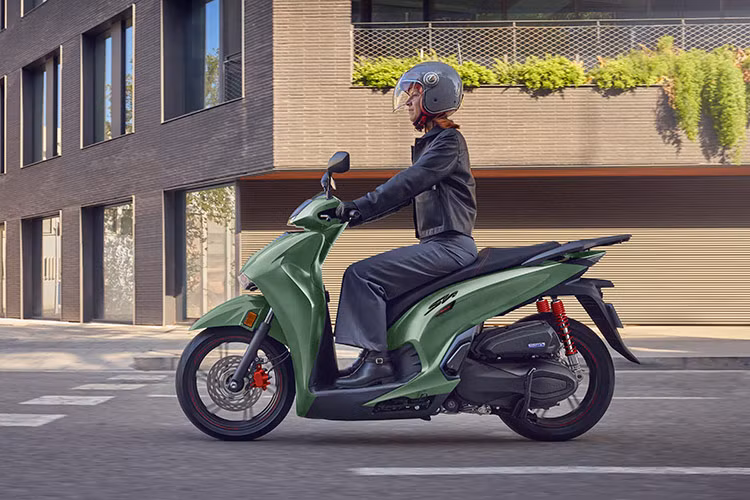 Đặc biệt, khách hàng sẽ được cảnh báo trong trường hợp quên tắt khóa điện và khi xe có lỗi bất thường trên ứng dụng My Honda+. SH350i mới còn trang bị tính năng truyền tải dữ liệu OTA cho phép khách hàng chủ động cập nhật phần mềm cho thiết bị bluetooth của xe thông qua ứng dụng My Honda+ nhằm đảm bảo kết nối bluetooth ổn định.