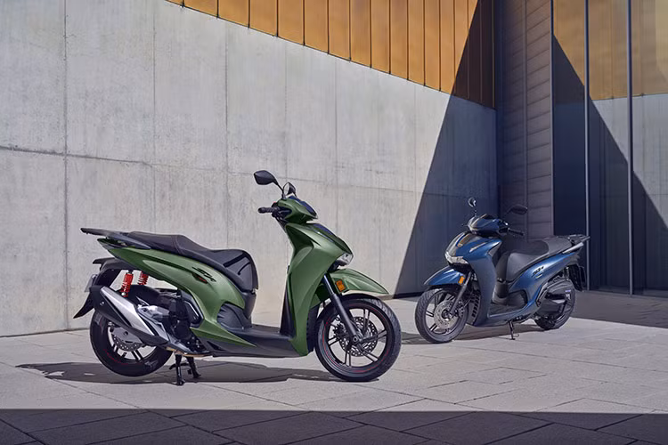 Mức giá xe Honda SH350i 2025 tại việt Nam từ 151,19 - 152,690 triệu đồng (đã bao gồm VAT). Xe bao gồm các phiên bản; thể thao, đặc biệt và cao cấp và sẽ được chính thức bán ra thị trường vào ngày 6/11/2024.