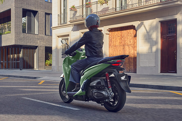 Ngoài ra, SH350i còn được trang bị hàng loạt công nghệ, tiện ích hàng đầu. Công nghệ kết nối với điện thoại thông minh qua bluetooth tiếp tục được trang bị trên SH350i với nhiều tính năng mới. Bên cạnh tính năng kiểm tra toàn bộ thông tin xe qua ứng dụng My Honda+ như tình trạng vận hành, lịch sử sửa chữa, bảo dưỡng...