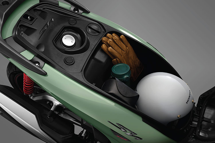 Xe được trang bị động cơ eSP+ 4 van cùng hệ thống kiểm soát lực kéo HSTC, SH350i tích hợp các công nghệ tiên tiến từ những mẫu xe đua hiệu suất cao. Động cơ thế hệ mới eSP+ được phát triển theo tiêu chuẩn khí thải Euro 4 (theo kết quả kiểm chứng của Honda R&amp;D), dung tích 330cc, sử dụng động cơ xăng 4 kỳ, 1 xy lanh, làm mát bằng chất lỏng, phun xăng điện tử PGM-FI.